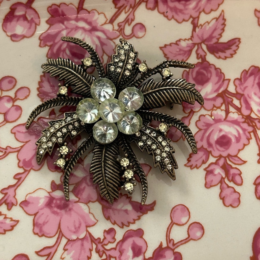 Elegant Gold Floral Brooch